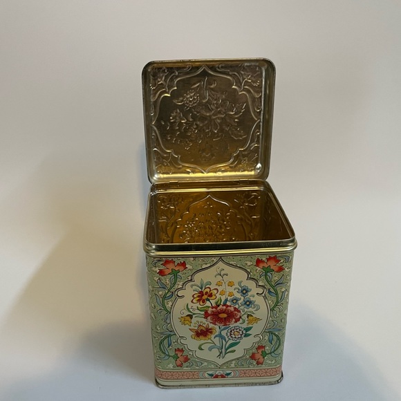 •Vintage Repousse Hinged Tea Tin Made In Holland• - Picture 1 of 7